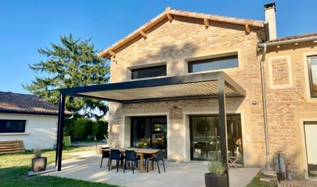 Pose d'une pergola bioclimatique sur mesure de dimensions exceptionnelles : Intégration parfaite dans une façade en pierre à Macon (71)