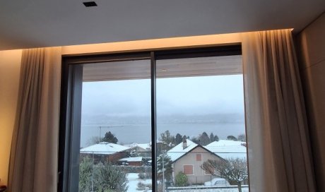 Villa contemporaine à Veyrier‑le‑Lac : menuiseries aluminium et BSO pour une ouverture totale sur le paysage