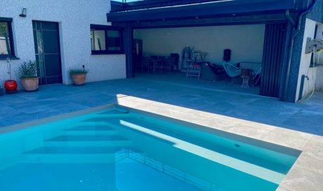 Fermeture sur-mesure de terrasse en baie accordéon 7 vantaux | Isolation & nouvel espace de vie à Neuville-sur-Saône