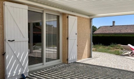 Pergola sur-mesure blanche avec lames orientables et ruban LED – Un projet élégant et fonctionnel près de Villefranche-sur-Saône (69)