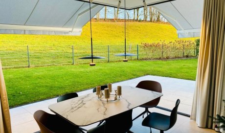 Splendide extension de pièce de vie réalisée grâce à une baie accordéon d’angle, offrant une ouverture maximale sur l’extérieur.