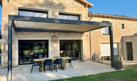 Mise en place d'une pergola bioclimatique sur mesure aux dimensions exceptionnelles : Une réalisation élégante à Macon (71)