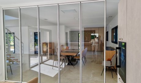 Installation d'un système coulissant-pivotant tout verre effet verrière dans une villa contemporaine basée dans le Rhône (69)