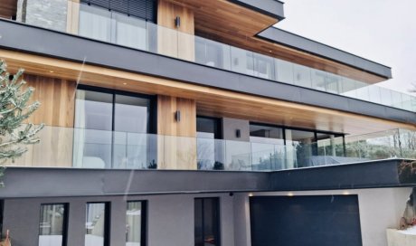 Villa contemporaine à Veyrier‑le‑Lac : menuiseries aluminium et BSO pour une ouverture totale sur le paysage