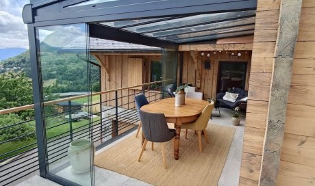 Installation d'une pergola vitrée équipée de coulissants pour profiter d'une vue époustouflante sur la région Haute-Savoie.