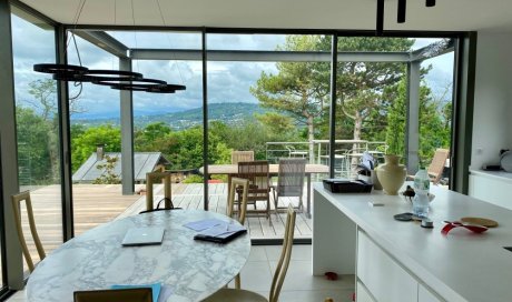 Installation d’un coulissant minimaliste d’angle pour l'extension d'une sublime maison en région Lyonnaise. 