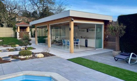 Fermeture complète de pool-house sur mesure : un espace extérieur transformé en véritable lieu de vie proche de Villefranche-sur-Saône
