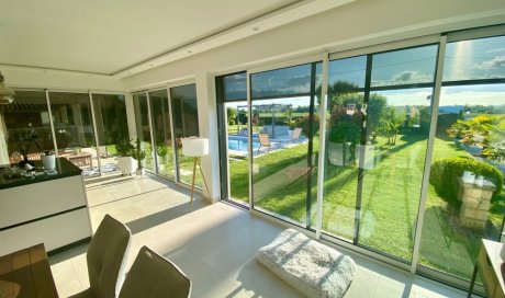 Réalisation d'une extension de terrasse comprenant des coulissants en bicoloration dans une villa chaleureuse implantée dans l'Ain (01)