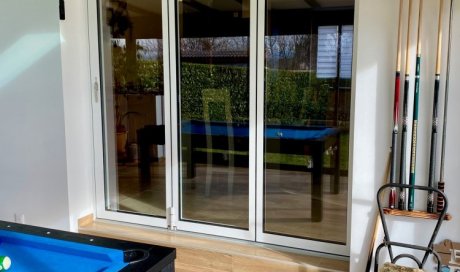 Remplacement d’une baie coulissante par une baie accordéon sur-mesure pour une ouverture totale sur la véranda près de Trévoux (01)