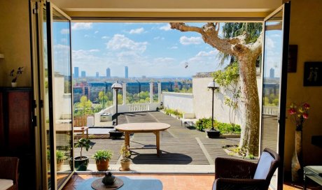 Remplacement d’une baie accordéon en bois par un modèle en aluminium dans une villa surplombant Lyon. 