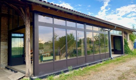 Extension d'une ancienne longère bressane avec nos systèmes aluminium en accordéon près de Bourg-en-Bresse dans l'Ain (01)