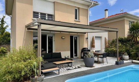 Aménagement d'une pergola avec une toiture entièrement vitrée et mise en place d'un store de toiture dans une magnifique villa à Lyon (69)
