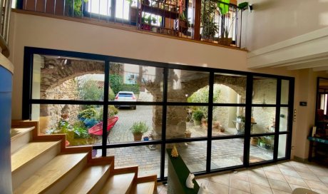 Projet aménagement intérieure grâce à l'installation d'une verrière sur-mesure dans une maison en pierre voûtée dans le Rhône (69)