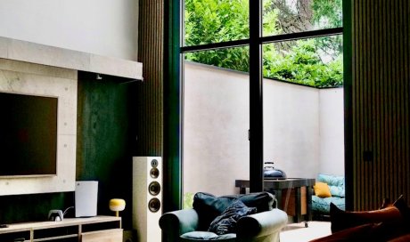 Une ouverture spectaculaire grâce à l'installation d'une baie accordéon hors norme dans un sublime loft à Villefranche-sur-Saône (69)