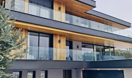 Villa contemporaine à Veyrier‑le‑Lac : menuiseries aluminium et BSO pour une ouverture totale sur le paysage