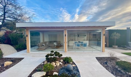 Fermeture complète de pool-house sur mesure : un espace extérieur transformé en véritable lieu de vie proche de Villefranche-sur-Saône