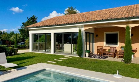 Réalisation d'une extension d'une terrasse comprenant des coulissants en bicoloration dans une villa chaleureuse implantée dans l'Ain (01)