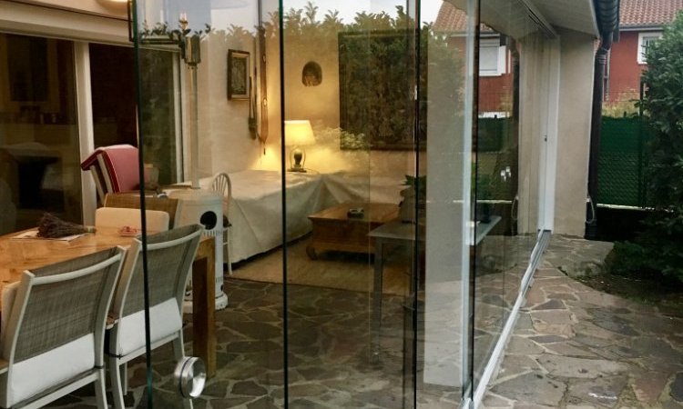 APRES Réalisation d'une fermeture de terrasse avec des coulissants entièrement vitrés à Limonest