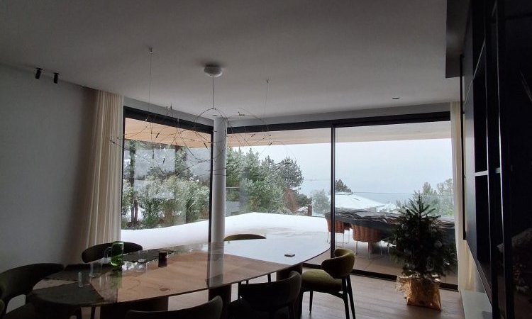 Villa contemporaine à Veyrier‑le‑Lac : menuiseries aluminium et BSO pour une ouverture totale sur le paysage