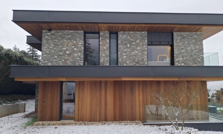 Villa contemporaine à Veyrier‑le‑Lac : menuiseries aluminium et BSO pour une ouverture totale sur le paysage