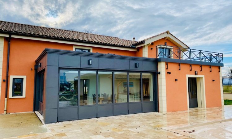 🏡 Rénovation et extension d’une habitation d’exception près de Villefranche-sur-Saône (69), intégrant des baies accordéon, une toiture vitrée et des stores sur-mesure.
