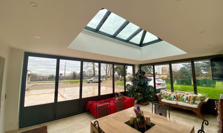 🏡 Rénovation et extension d’une habitation d’exception près de Villefranche-sur-Saône (69), intégrant des baies accordéon, une toiture vitrée et des stores sur-mesure.