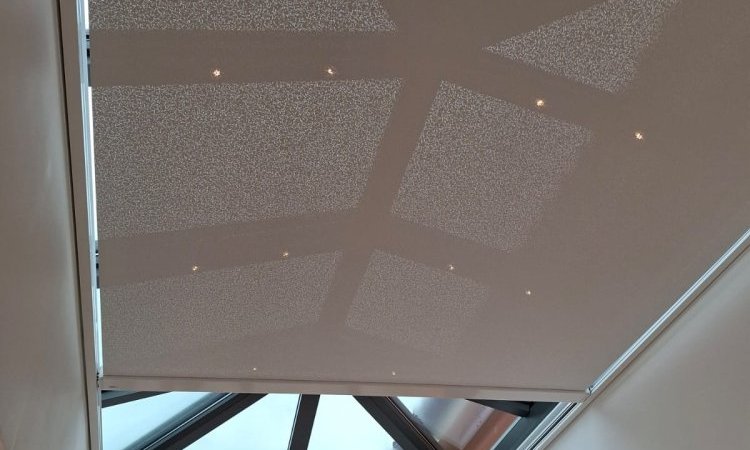 🏡 Rénovation et extension d’une habitation d’exception près de Villefranche-sur-Saône (69), intégrant des baies accordéon, une toiture vitrée et des stores sur-mesure.