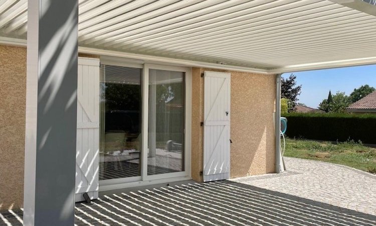 Pergola sur-mesure blanche avec lames orientables – Un projet élégant et fonctionnel près de Villefranche-sur-Saône
