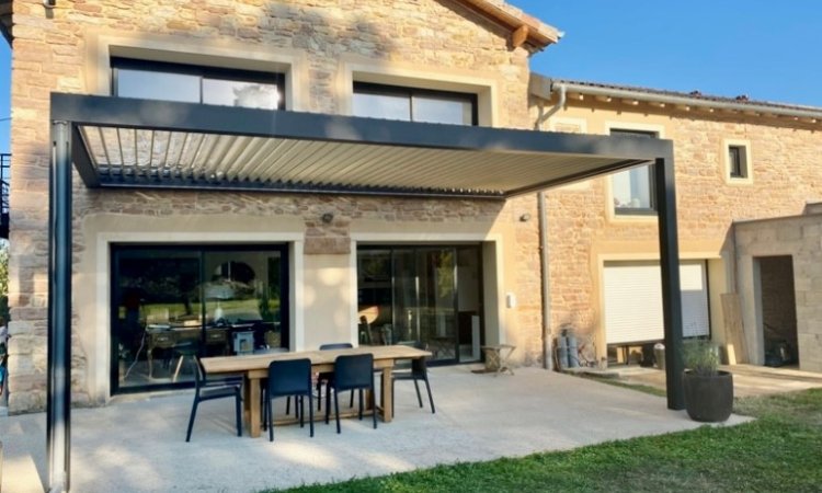 Mise en place d'une pergola bioclimatique sur mesure aux dimensions exceptionnelles : Une réalisation élégante à Macon (71)