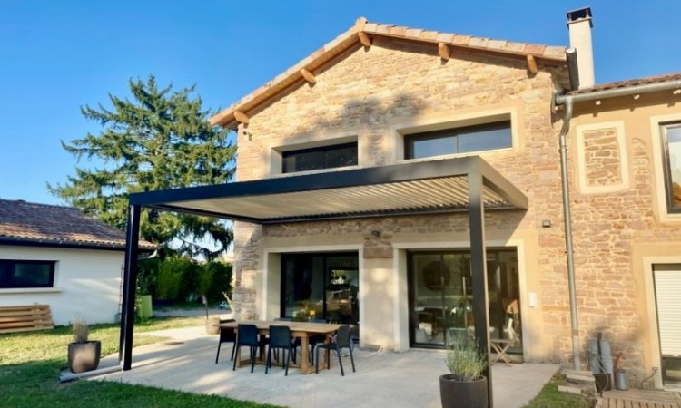 Mise en place d'une pergola bioclimatique sur mesure aux dimensions exceptionnelles : Une réalisation élégante à Macon (71)