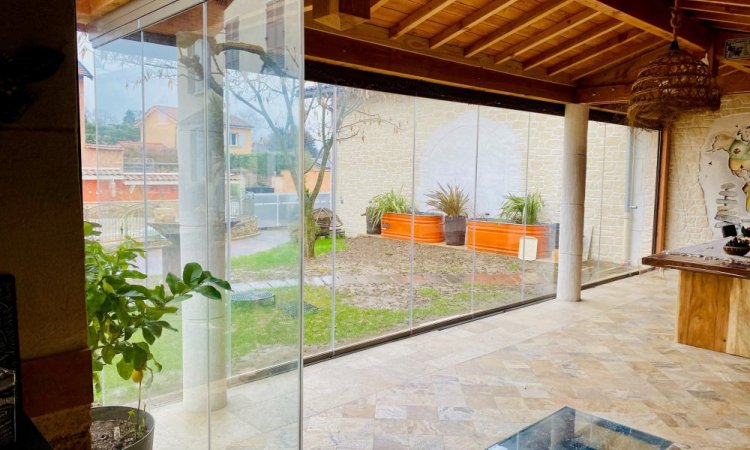 Découvrez cette sublime réalisation : fermeture de terrasse sur-mesure, conçue et installée pour s’intégrer parfaitement à cette habitation dans l’Ain (01)