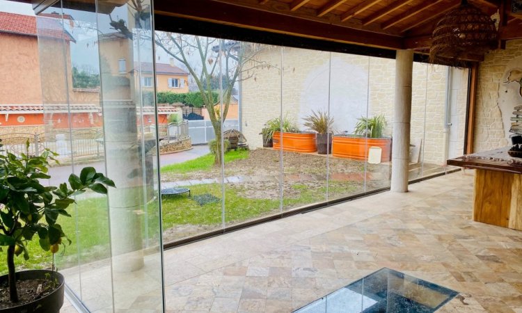 Découvrez cette sublime réalisation : fermeture de terrasse sur-mesure, conçue et installée pour s’intégrer parfaitement à cette habitation dans l’Ain (01)