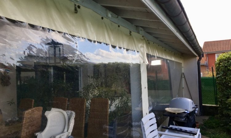 AVANT Réalisation d'une fermeture de terrasse avec des coulissants entièrement vitrés à Limonest