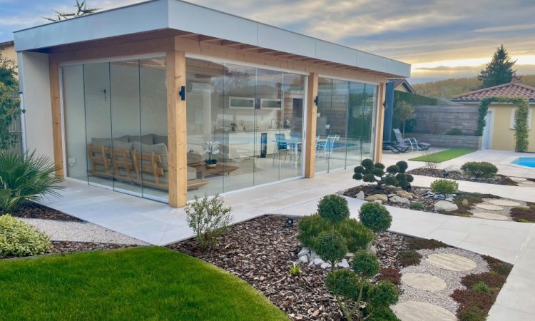 Nouveauté ! Fermeture complète de pool-house sur mesure : un espace extérieur transformé en véritable lieu de vie proche de Villefranche-sur-Saône