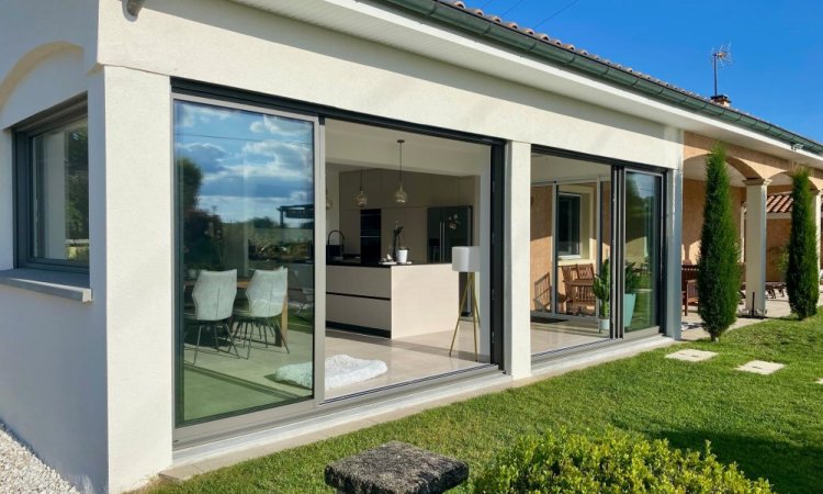Fourniture et pose de stores screen dans une villa chaleureuse implantée dans l'Ain (01)