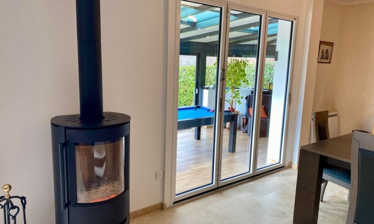 Nouveauté dans l'Ain (01) : Remplacement d’une baie coulissante par une baie accordéon sur-mesure pour une ouverture totale sur la véranda..