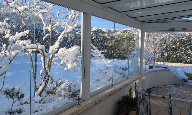 Du soleil à l’hiver : une fermeture de terrasse toujours confortable ! 