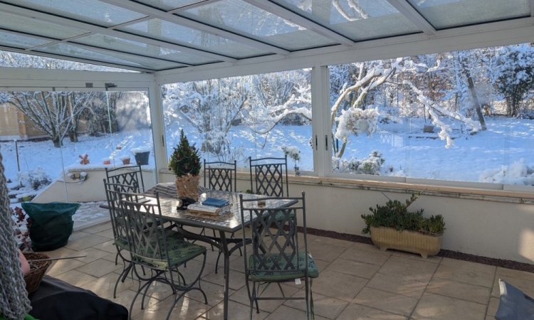 Du soleil à l’hiver : une fermeture de terrasse toujours confortable ! 