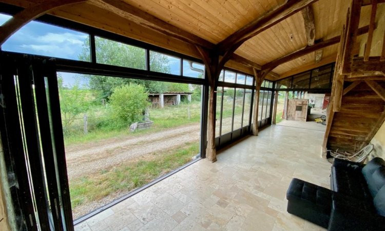 Extension d'une ancienne longère bressane avec nos systèmes aluminium en accordéon près de Bourg-en-Bresse dans l'Ain (01) !