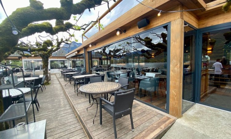 Splendide fermeture de terrasse du Restaurant Chez Ma Cousine situé au bord du Lac d'Annecy (74)