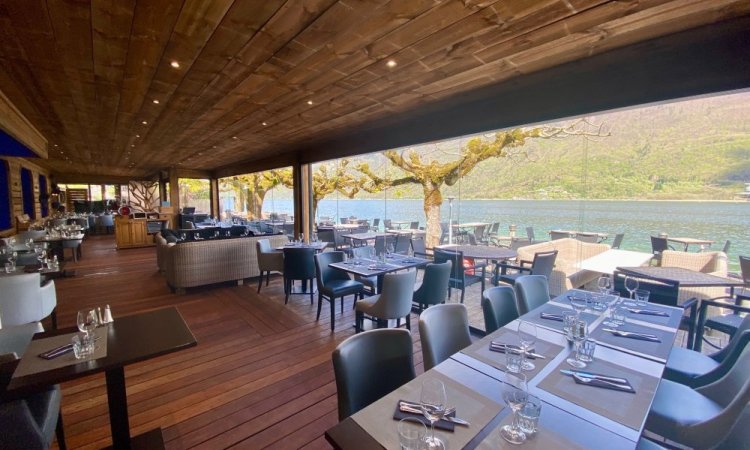 Splendide fermeture de terrasse du Restaurant Chez Ma Cousine situé au bord du Lac d'Annecy (74)