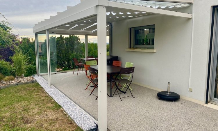 Installation d’une toiture vitrée sur-mesure et de coulissants pivotants : élégance et transparence pour une charmante maison dans l’Ain (01)