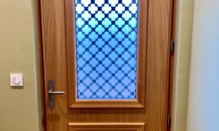 Installation d'une porte d'entrée bi matière (Bois/Aluminium) dans une villa contemporaine à Lyon.