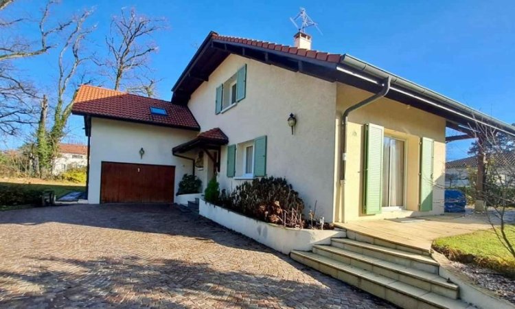 Installation de volets battants sur mesure à Prévessin-Moëns : modernité et élégance pour votre façade