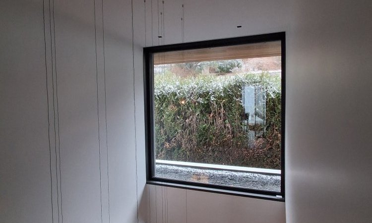 Villa contemporaine à Veyrier‑le‑Lac : menuiseries aluminium et BSO pour une ouverture totale sur le paysage