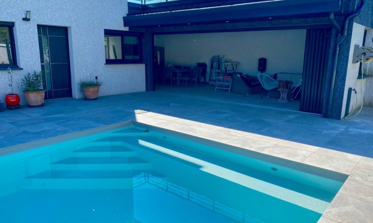 Fermeture sur-mesure de terrasse en baie accordéon 7 vantaux | Isolation & nouvel espace de vie à Neuville-sur-Saône