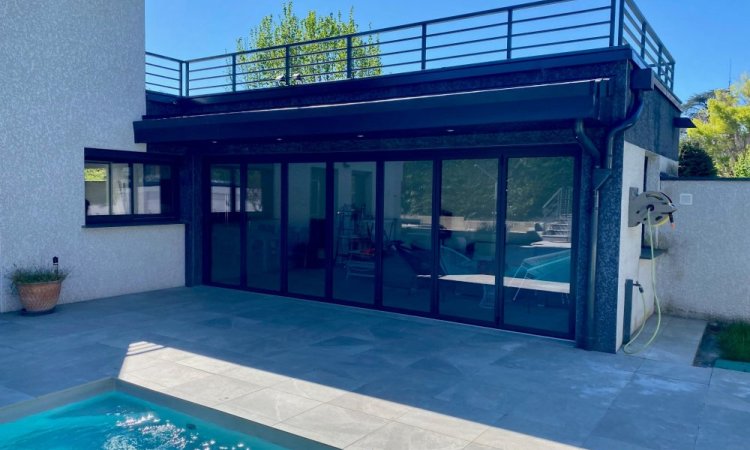 Fermeture sur-mesure de terrasse en baie accordéon 7 vantaux | Isolation & nouvel espace de vie à Neuville-sur-Saône