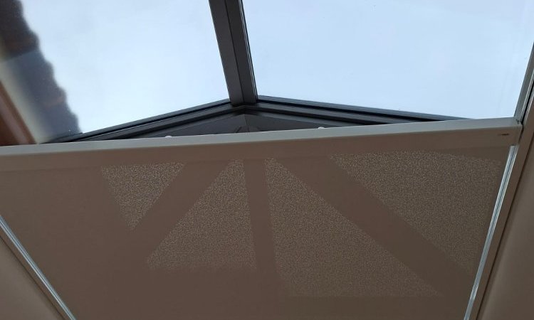 Rénovation et extension d’une habitation d’exception près de Villefranche-sur-Saône (69), intégrant des baies accordéon, une toiture vitrée et des stores sur-mesure.