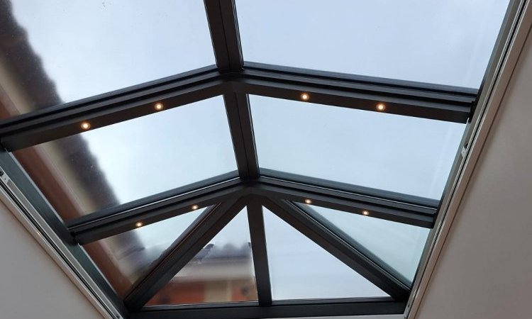 Rénovation et extension d’une habitation d’exception près de Villefranche-sur-Saône (69), intégrant des baies accordéon, une toiture vitrée et des stores sur-mesure.