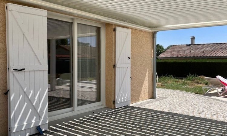 Installation d’une pergola sur-mesure blanche avec lames orientables dans le Rhône (69)